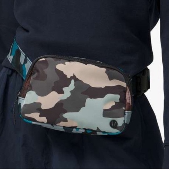 lululemon everywhere belt bag Guava pink multi camo bag - Picture 2 of 6